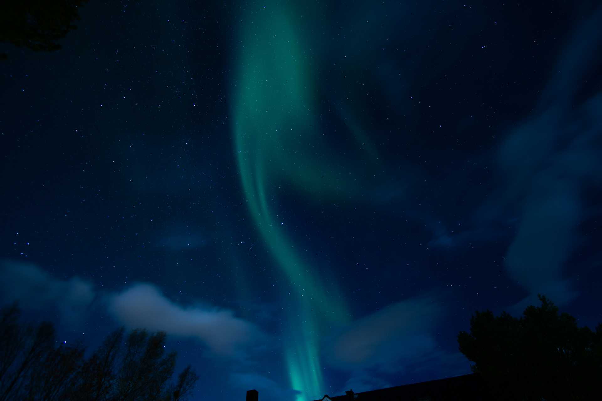 a green aurora bore in the night sky